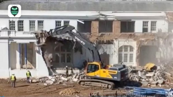 广盛配资 白宫开始拆墙，现场画面曝光：挖掘机忙个不停！